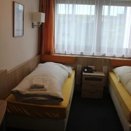 Отель Airport-hotel Zum Taubengrund 2*