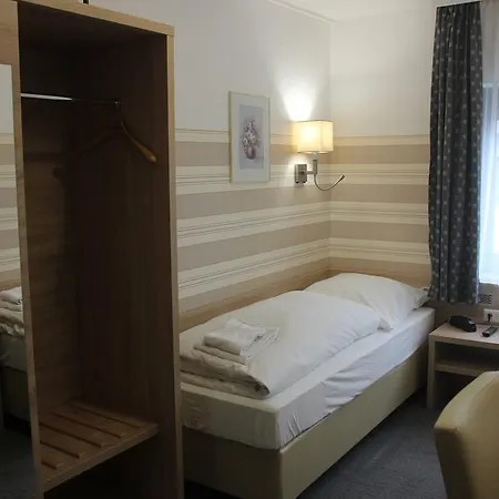 Отель Airport-hotel Zum Taubengrund 2*