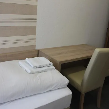 Отель Airport-hotel Zum Taubengrund 2*