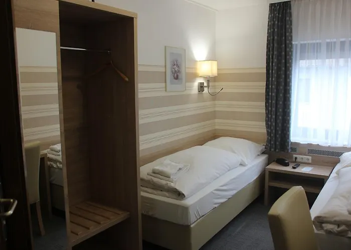 Отель Airport-hotel Zum Taubengrund 2*